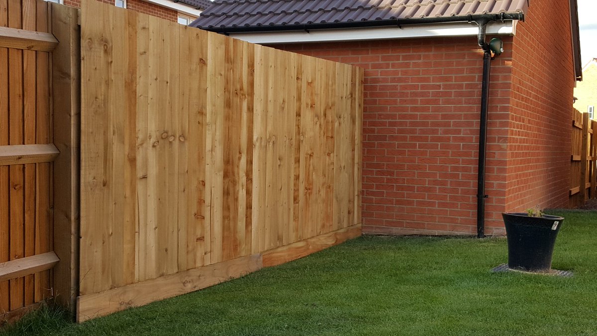 Wfencinggarden's tweet photo. Start of a nice fencing job. #summer #Wiltshire #gardens #gardening #fence #hammerit #wood https://t.co/ftaS1wNZdp