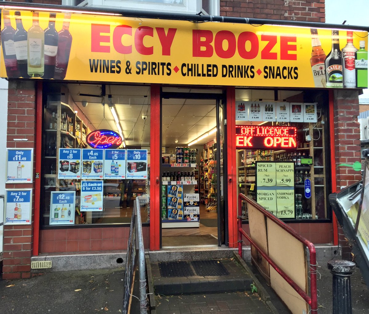 PublicityOutlet's tweet photo. Eccy booze shop. Sheffield. Has Sheffield PublicityBag. This outlet gives out free PublicityBags . #publicitycrazy https://t.co/nCvJwMfkgb