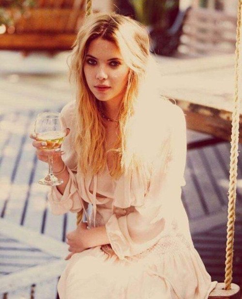 DesidedByYou11's tweet photo. Ashley Benson - RT
Phoebe Tonkin - LIKE https://t.co/bMNb1mIsVP