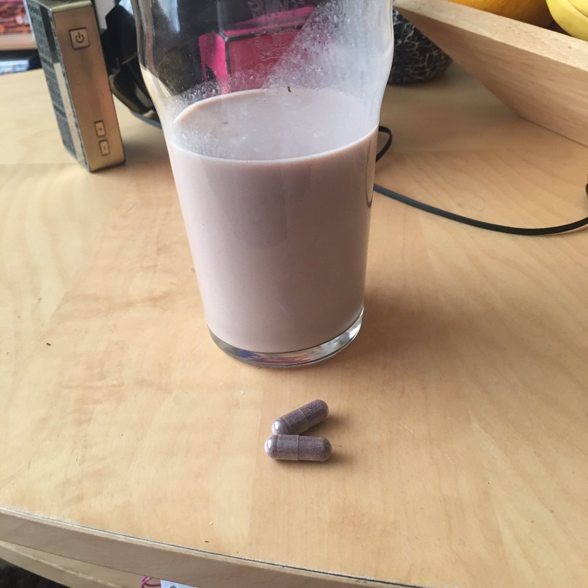Jennyley's tweet photo. Starting my day with chocolate orange shake and my berry capsules🍇💁🏻 
#healthyisthenewskinny #LYB https://t.co/RO1Fkicv4k
