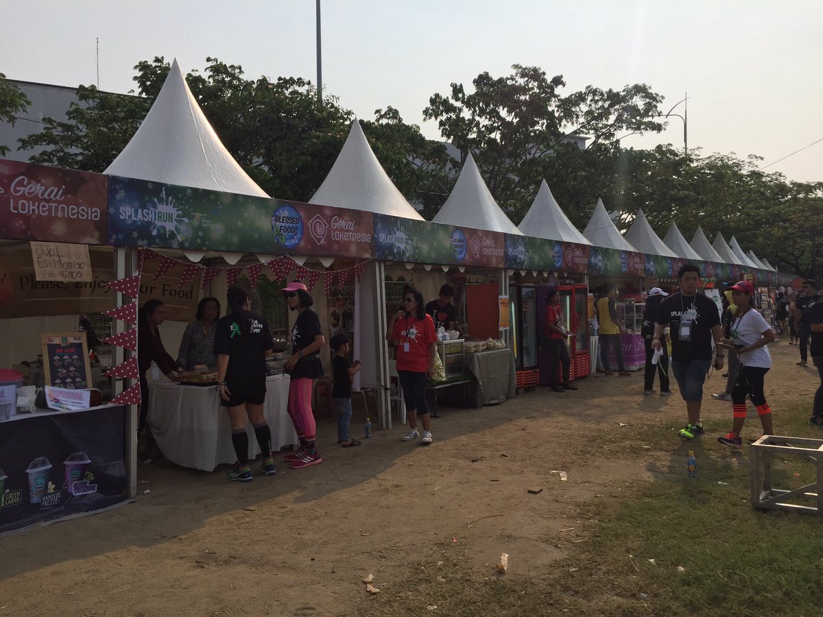 Lapar setelah bersenang-senang di Splash Run? No worries, kita sediakan juga food and beverages tents