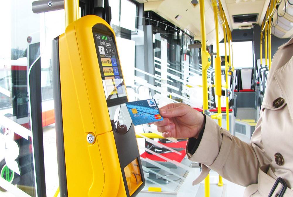 Už přes rok můžeme v plzeňské MHD platit bankovní kartou