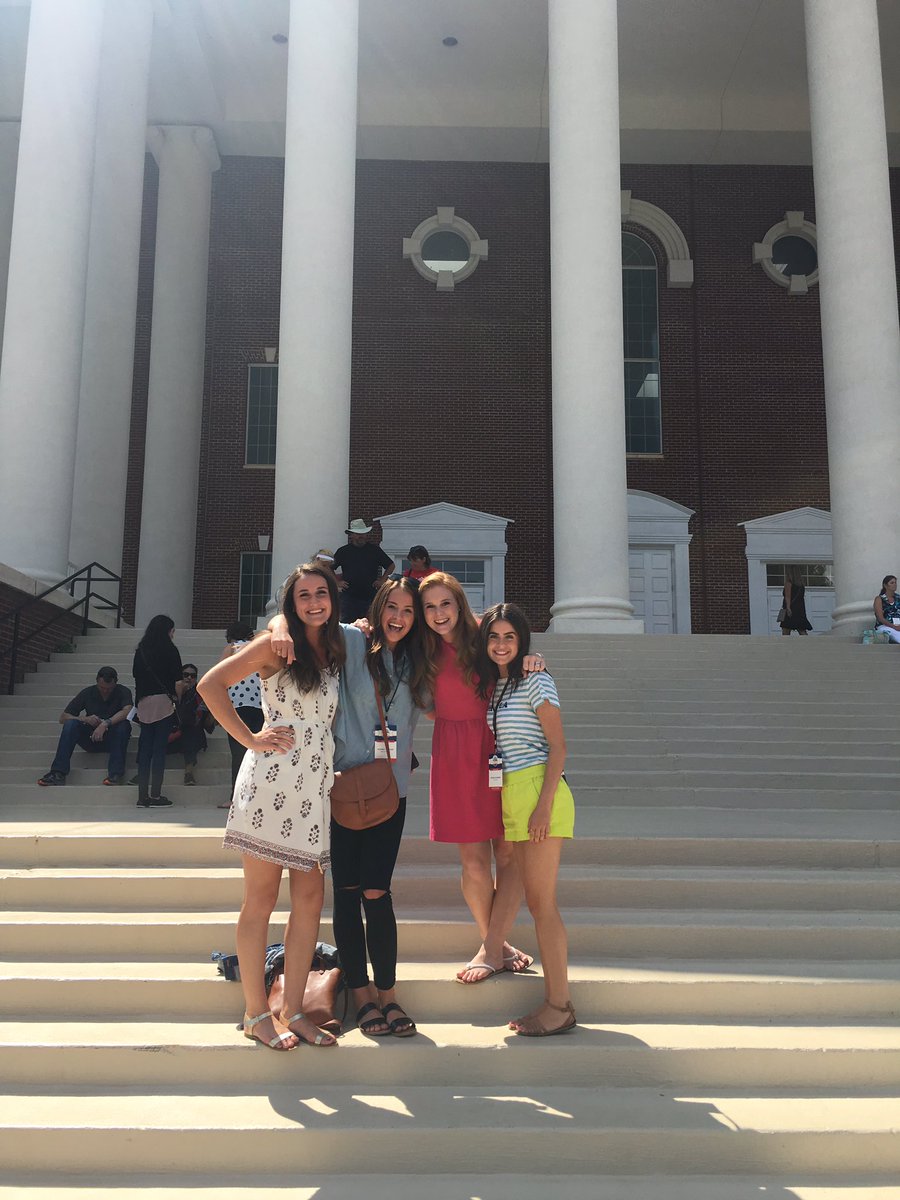 madeleinelogan's tweet photo. So excited about meeting new friends yesterday at orientation! God is so cool. 😊 #welcometoLU https://t.co/j7CJAPjGWr