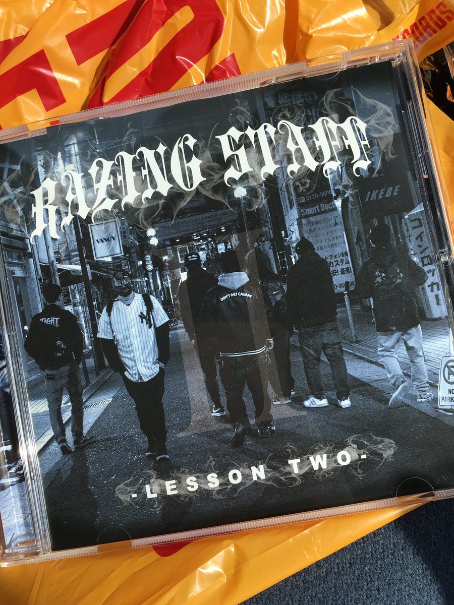 yanai_adt's tweet image. 愛媛でも新居浜タワレコにて発見しました😇
#RAZINGSTAFF  #lessontwo