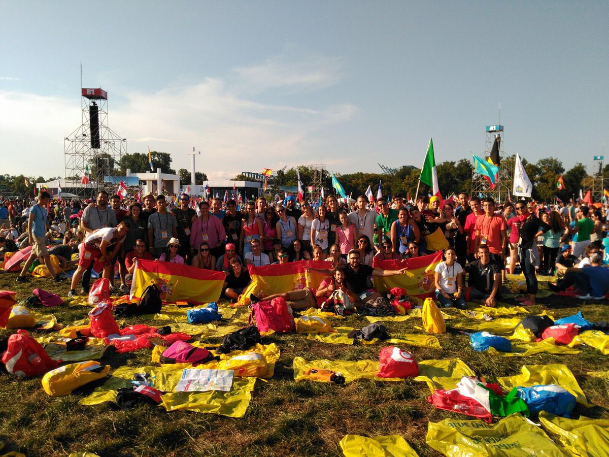 fjbronchalo's tweet photo. Ambientazo en Cracovia. Ayer vimos al Papa! https://t.co/z1ENurjCFt #JMJ #Krakow2016 #Viacrucris https://t.co/ZFKrounWdZ
