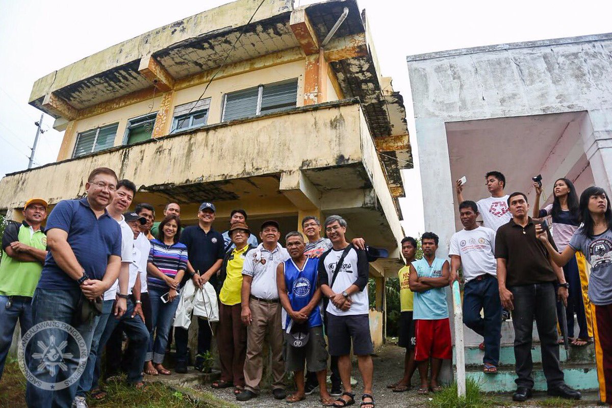 lenirobredo's tweet photo. [A] EARLIER: "Good things are coming and the residents are very grateful." - VP Leni Robredo https://t.co/jBVz8TgADY