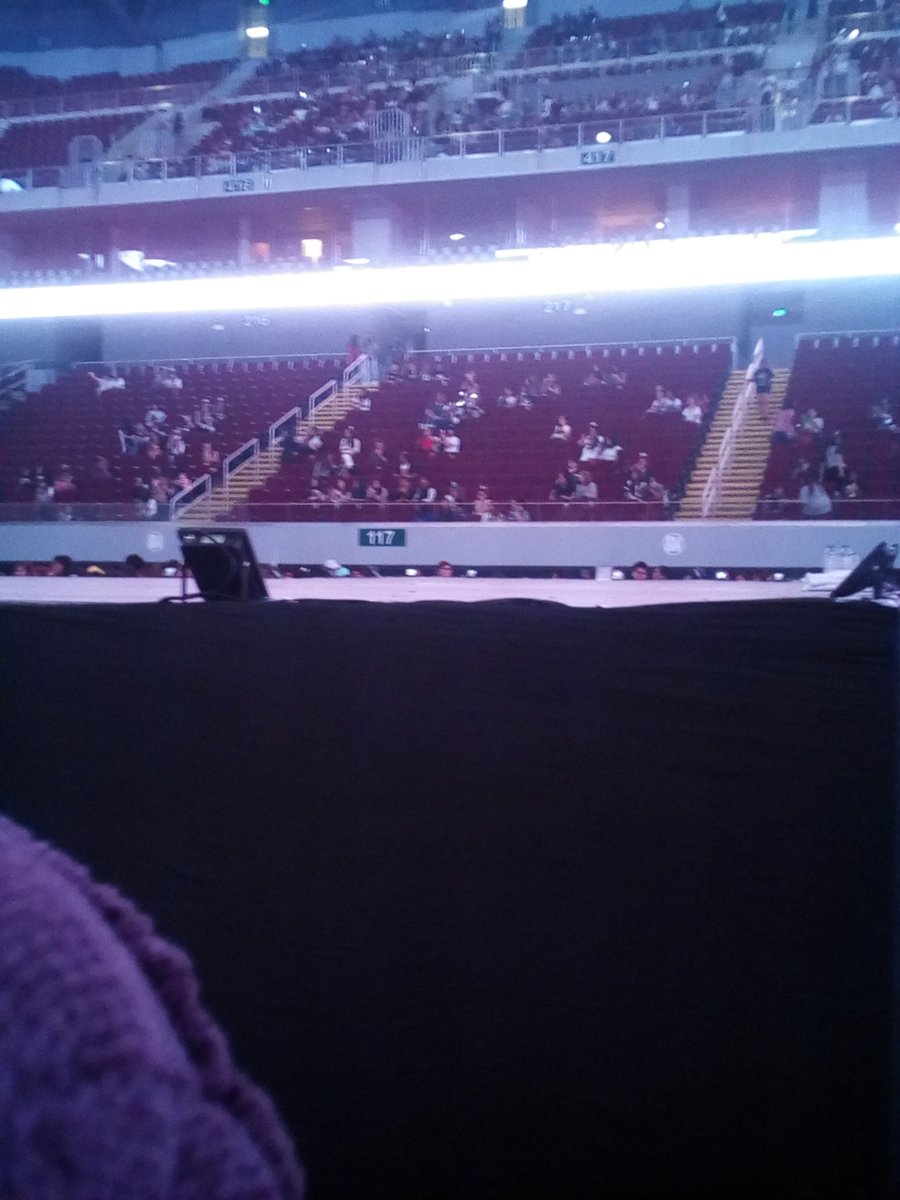 jiminlovesjamie's tweet photo. @BTS_twt OMFG NAIIYAK AKO😭😭 #EPILOGUEinManila #VIPSTANDINGA https://t.co/aznXinBXWE