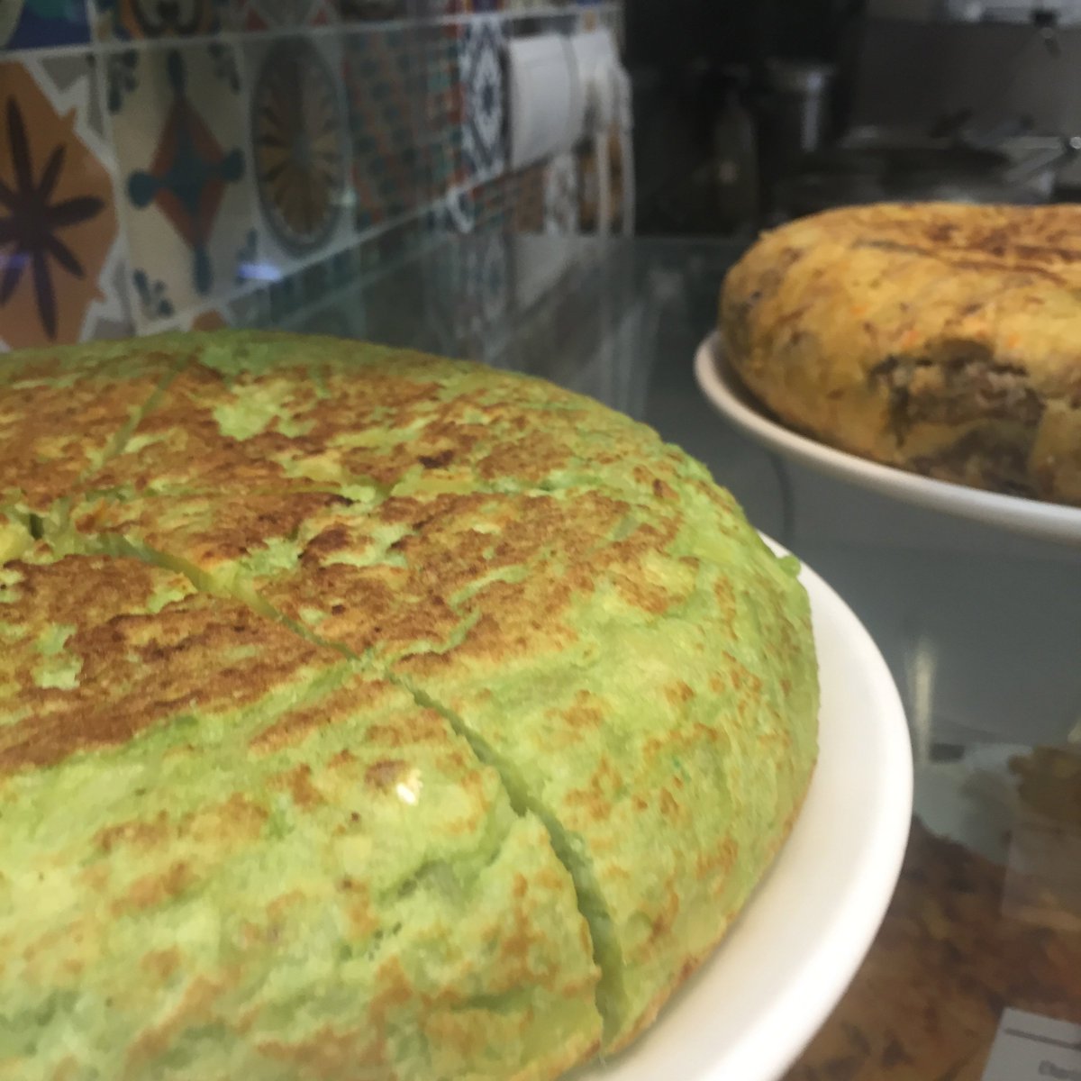 MercadoGaleria's tweet photo. Cuando una tortilla de patatas está hecha con productos naturales se nota en el resultado final @LASALMORETECA https://t.co/g8iKiQFMrE