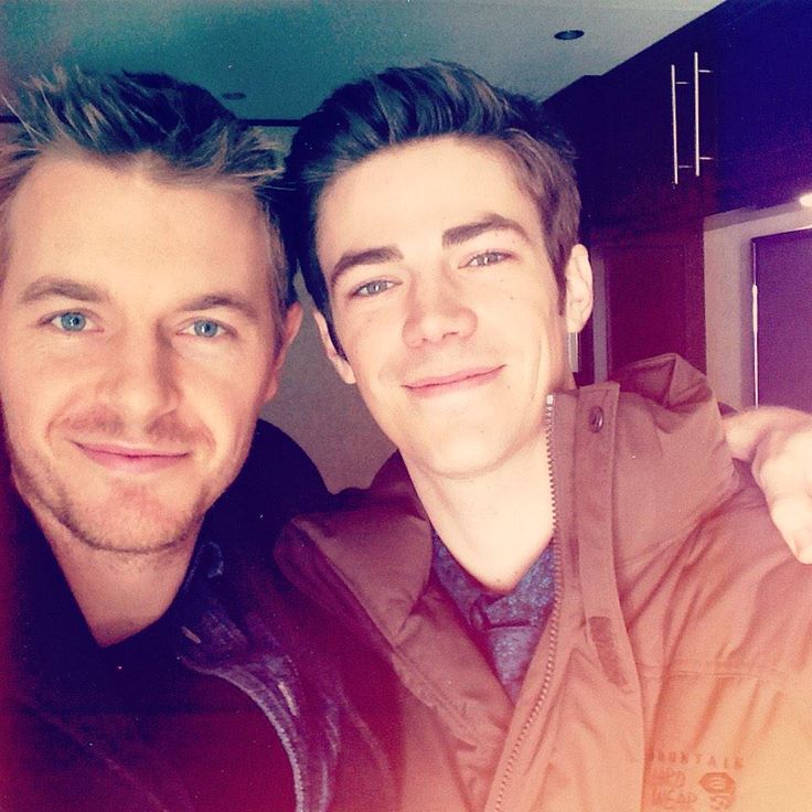 family_flash's tweet photo. #Eddie nd #Barry π such a beautiful photo from great actors! π #TheFlashFam #theflashfandom #theflash #theflashfans https://t.co/8FAYTgvvdm