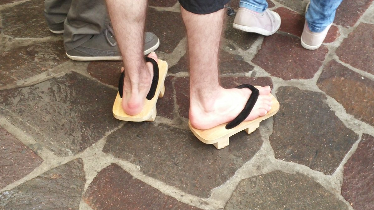 FabriziaDAnna's tweet photo. La zattera-infradito! 👡#ciabattego @Fiorello @meloccaros https://t.co/0agKs5qs63