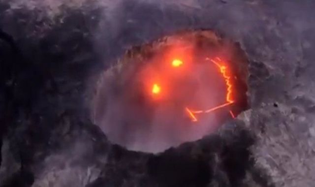 CyberActualite's tweet photo. https://t.co/a7WIxj30HZ Matthieu Balu  : Ce volcan hawaïen maîtrise le smiley à la perfection https://t.co/idvmnqzVeh