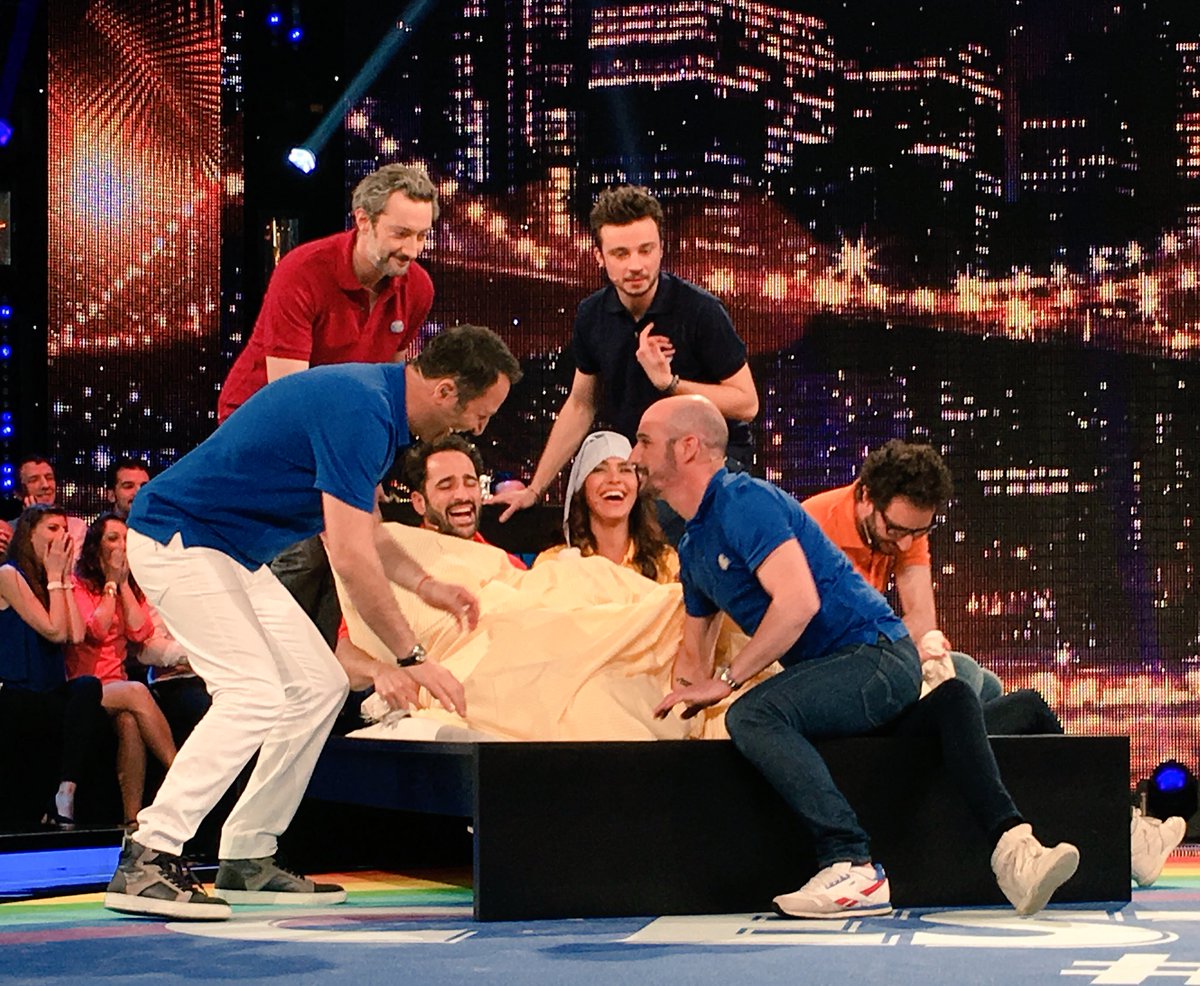 Arthur_Officiel's tweet photo. ☀️Pour les retardataires, le replay dingue de #VTEP est ici !➡️https://t.co/e8MZD3U0Kj🌴 @TF1 #NewGames #Fousrires https://t.co/OR0423RBfA