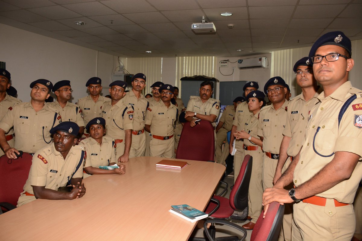 BlrCityPolice's tweet photo. Officers from #Nepal #Bhutan #Maldives & 68th Batch IPS Probationers Visited #Command_Centre Today. https://t.co/UGB6ulGzFo