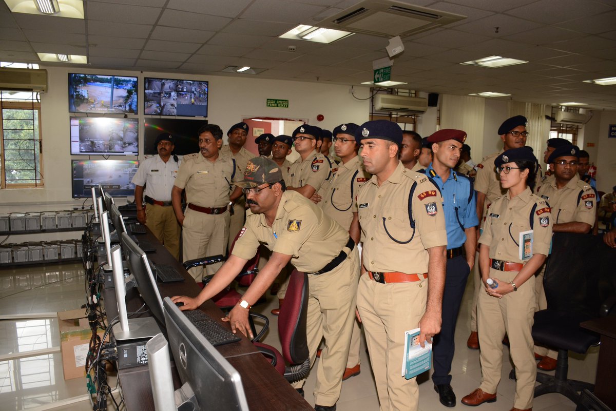 BlrCityPolice's tweet photo. Officers from #Nepal #Bhutan #Maldives & 68th Batch IPS Probationers Visited #Command_Centre Today. https://t.co/UGB6ulGzFo