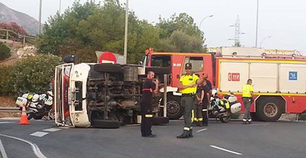 DTA_EBT's tweet photo. Bomberos de Nerja trasladados al hospital tras volcar el camión en la rotonda https://t.co/Z7ZYLL11sl @Inclisafe_IS https://t.co/g5oUeLTtTi