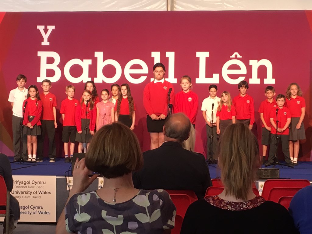 PetheCymru's tweet photo. Gwych iawn gweld criw @ysgolyfenni ar y llwyfan yn agor y Babell Lên @eisteddfod https://t.co/SBjJh6FlLQ