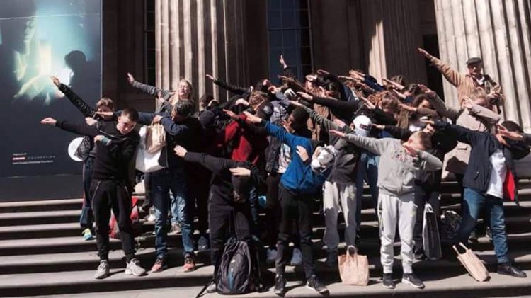 RevoOfficiel's tweet image. J&apos;suis mort le papi derrière il dab comme en 39-45 ! 😂