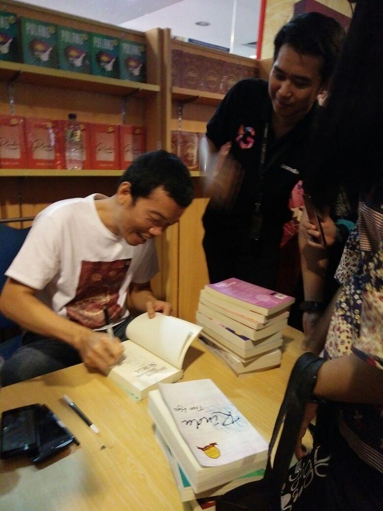 bukugpu's tweet photo. Nah, inilah keseruan Tere Liye dan #TemanGPU di Balikpapan! ๐ https://t.co/ZOzwN1Rfqx