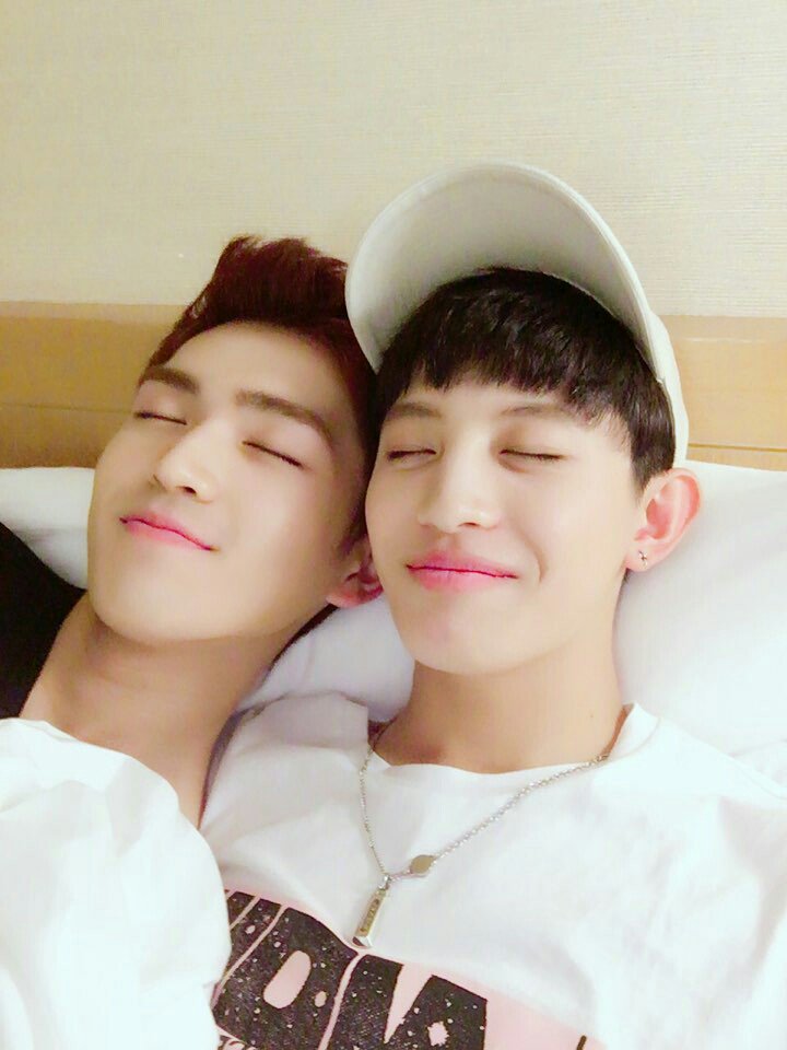 UP10TION's tweet photo. [#진후 #규진] 열대야라는데 우리 꿀십이들은 꿀잠자기! 자는지 안 자는지 다 볼 거예요 헿 https://t.co/OcErcBn7v1