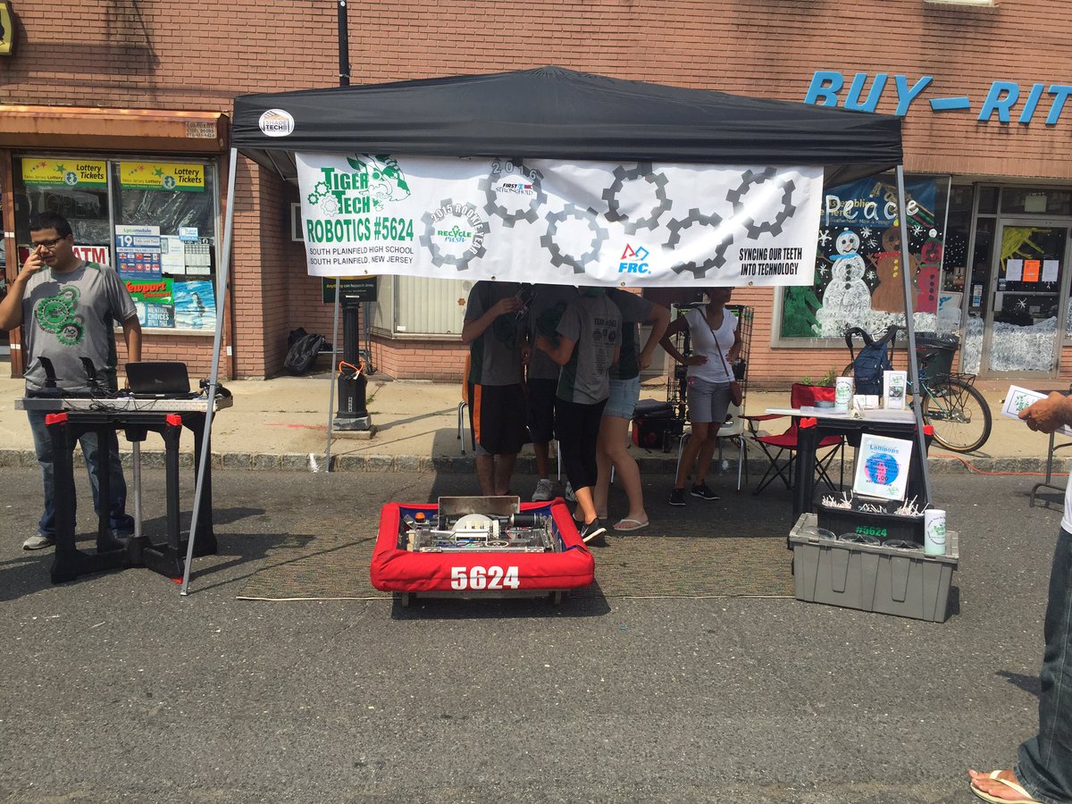 SPHS_tigertech's tweet photo. Check us out at Christmas in July in South Plainfield!! #omgROBOTS https://t.co/valyUFqKAD