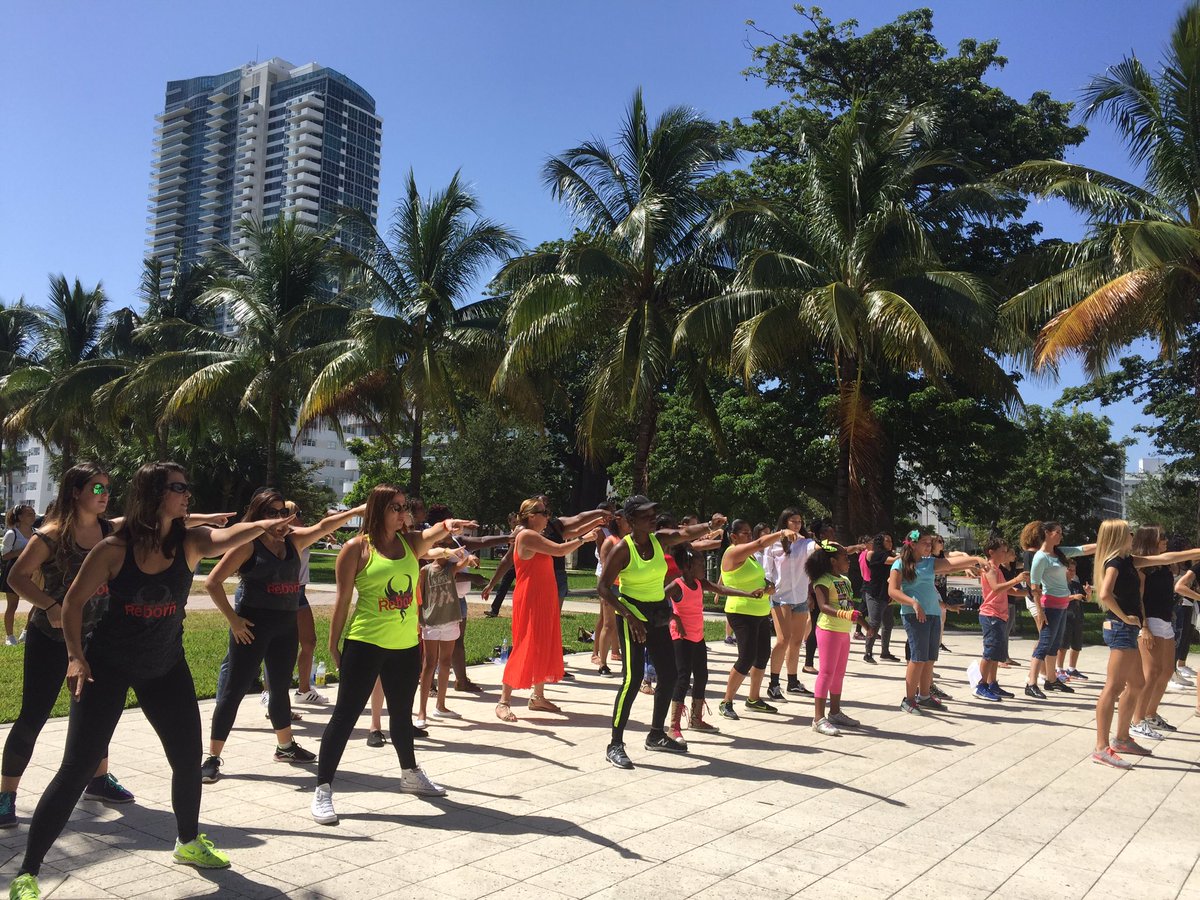MiamiBeachNews's tweet photo. We're busting a move with the @MiamiCityBallet in Collins Park. Let's dance! #NationalDanceDay 💃🏼🌴 https://t.co/YCbQcZjKOe