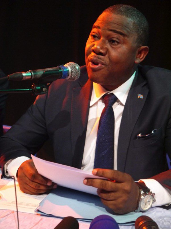 congodiscovery's tweet photo. Arnaque sur Internet: C. Muzungu met garde des imposteurs https://t.co/4wgbc1jr3R https://t.co/bQ05SMfIQl