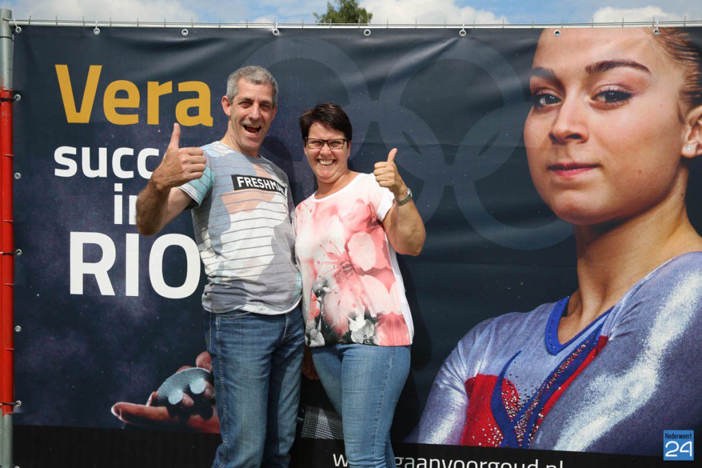 Trotse ouders van olympisch turnster <a href="/veravanpol/">Vera van Pol</a> <a href="/stichtingGvG/">GaanvoorGoud</a> nederweert24.nl/2016/07/30/tro…