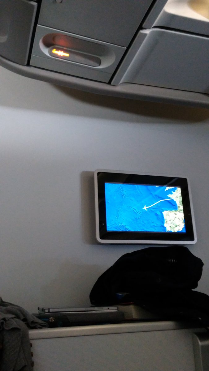 alauraschneider's tweet photo. Tweeting from an altitude of 33989ft, over the middle of the Atlantic Ocean. #crazytechnology https://t.co/hShcSef2Aq