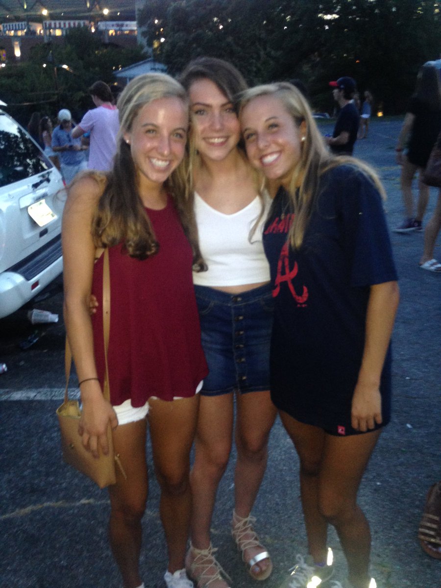 caroline_orman's tweet photo. Happy birthday hay!!!! I love you so so much and I hope you live it up on your big day❤️💃💗😘 @hayleyakers_ https://t.co/v6lxtXctQY