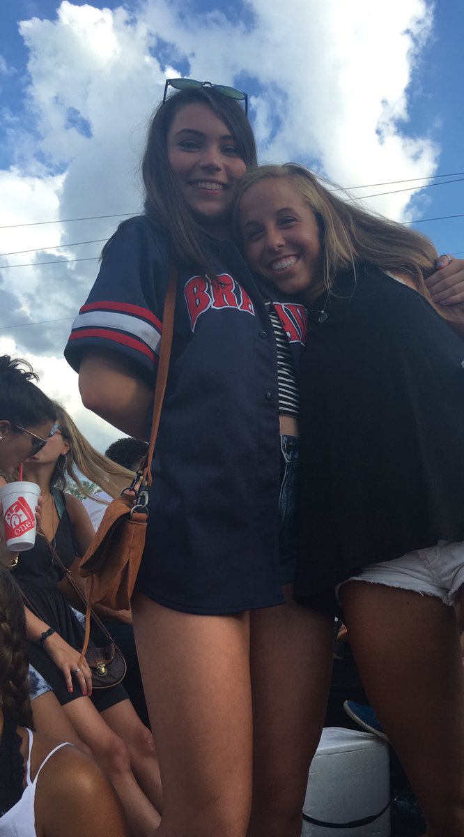 caroline_orman's tweet photo. Happy birthday hay!!!! I love you so so much and I hope you live it up on your big day❤️💃💗😘 @hayleyakers_ https://t.co/v6lxtXctQY