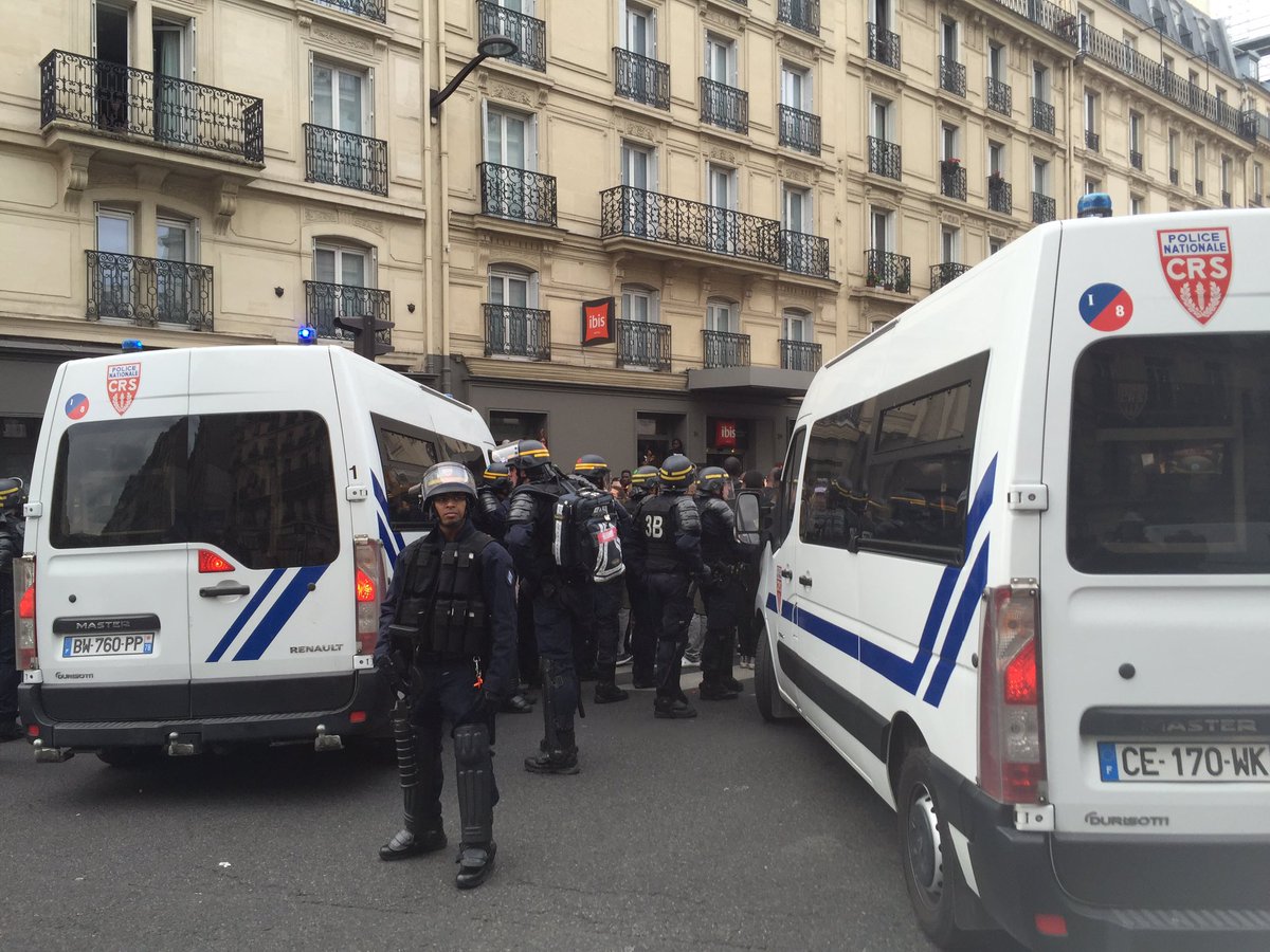 davidperrotin's tweet photo. La manifestation pour #AdamaTraore est donc transformée en nasse à Gare du Nord https://t.co/zhqNdzqXUM
