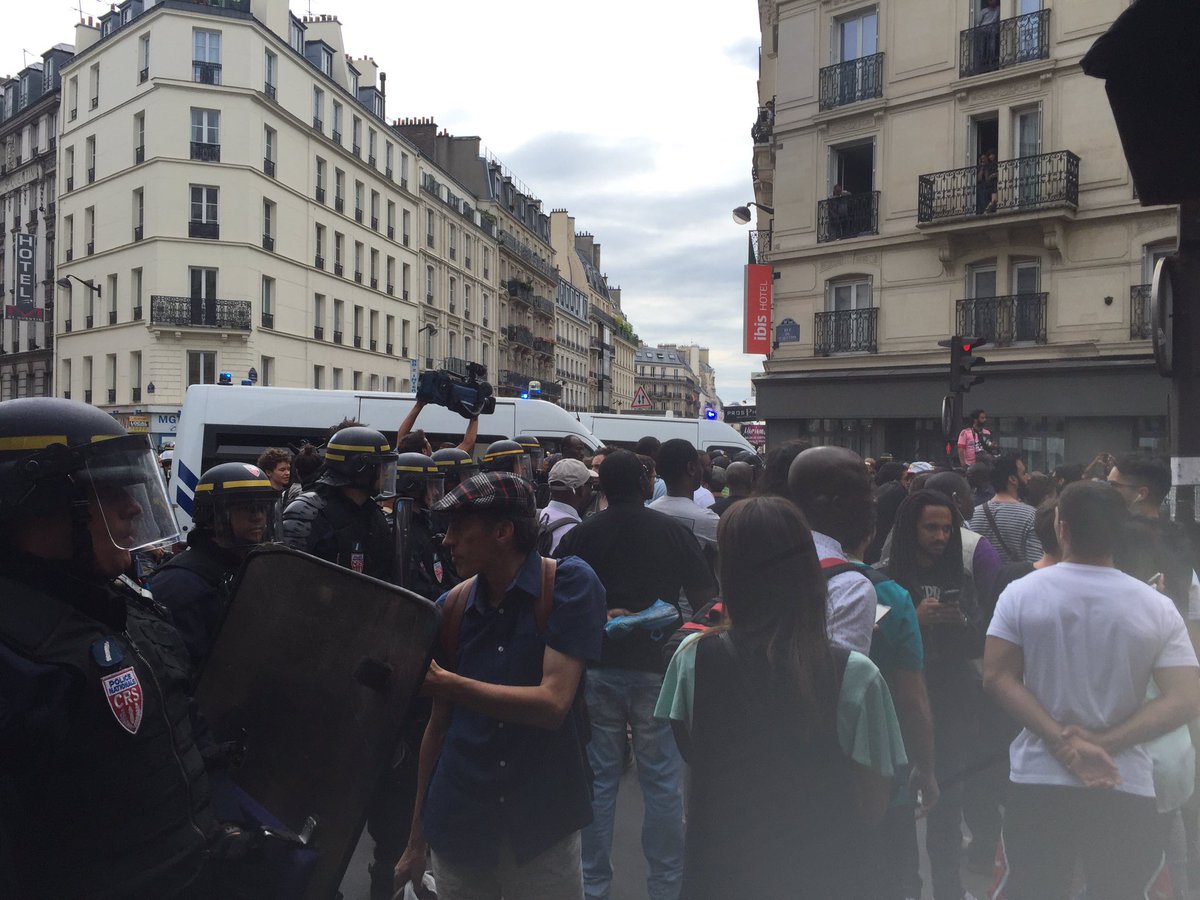 davidperrotin's tweet photo. La manifestation pour #AdamaTraore est donc transformée en nasse à Gare du Nord https://t.co/zhqNdzqXUM