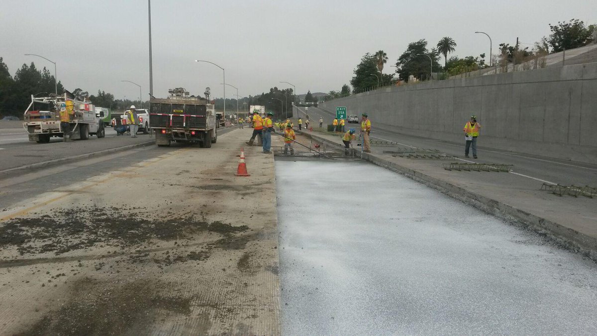 CaltransDist7's tweet image. During this weekend's #RoseJam on west I-210 #BeWorkZoneAlert crews continue to work around the clock thru Monday