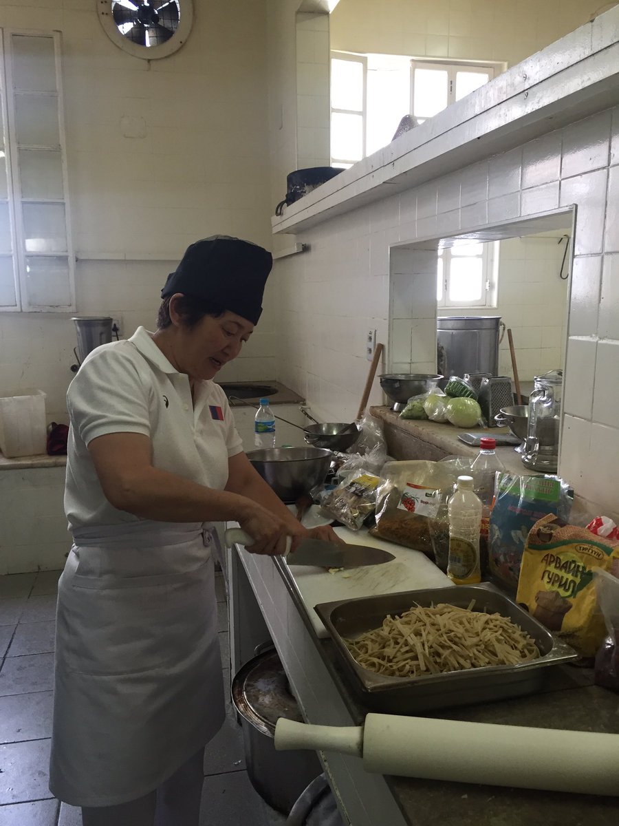 Тамирчиддаа зориулж борцтой гурилтай шөл бэлтгэж байна.