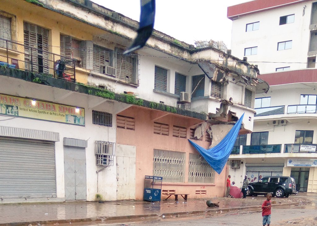 A Kaloum,à coté de Papa Camara Sport, un arbre a été déraciné et s'est abattu sur ce bâtiment et sur cette voiture