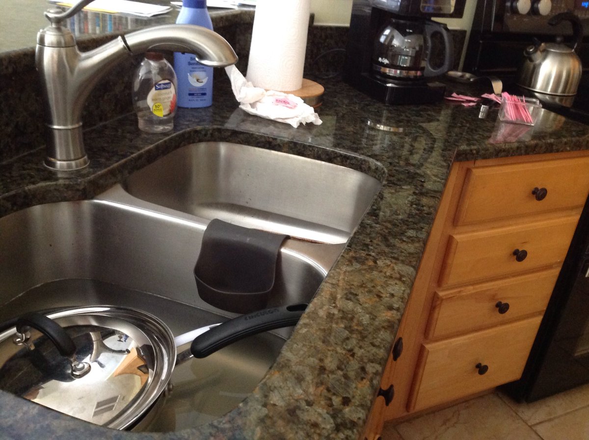 bealibowsky's tweet photo. And his mess grows.....
Dirty water and dishes in both sinks.
Mess EVERYWHERE.
#Dishgate https://t.co/6EEjWHzI3F
