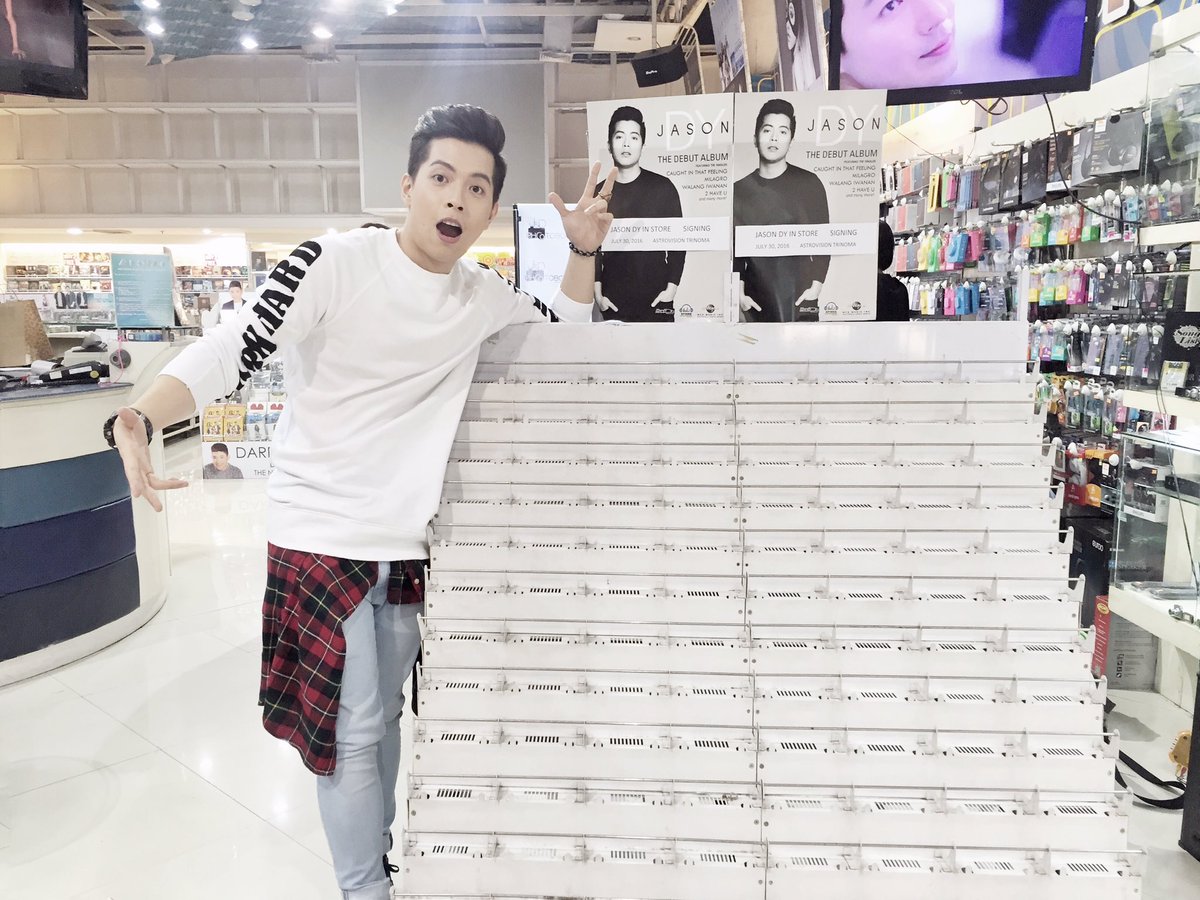 JasonJamesDy's tweet photo. Thank you po sa lahat ng mga pumunta sa album signing ko sa Trinoma! SOLD OUT tayo! Thank you so much DYFENDERS!😁 https://t.co/EIl4u0Xt6a