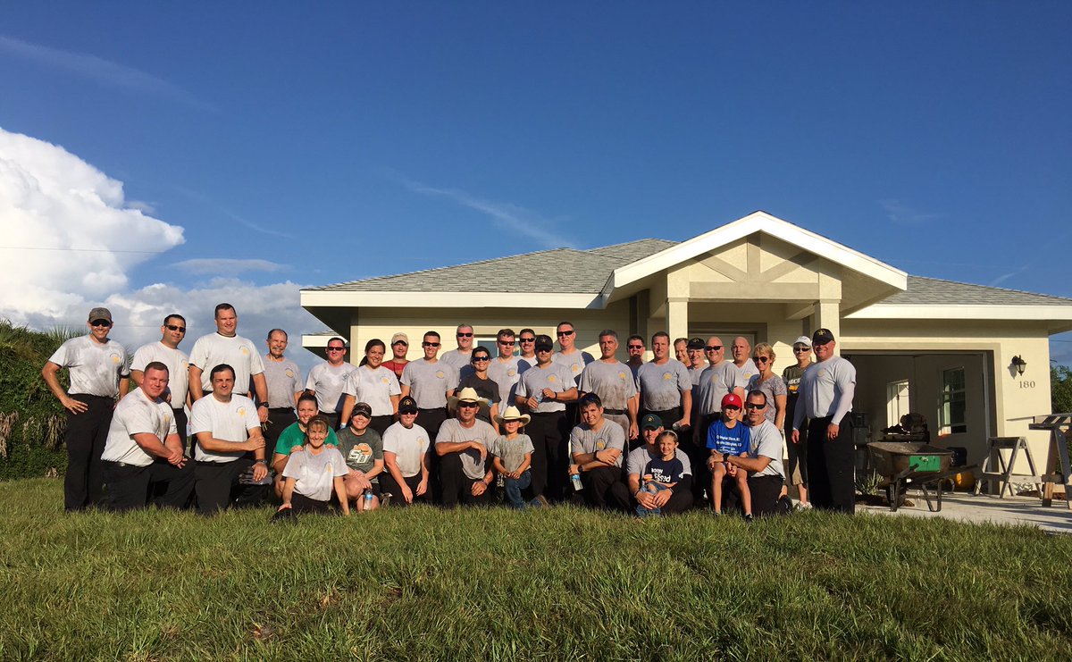 SarasotaSheriff's tweet photo. SCSO personnel volunteer w/@HFH_So_Sarasota to lay sod at Eileen's new home in North Port! #SCSOService #LESM https://t.co/MeWPHrfWdZ