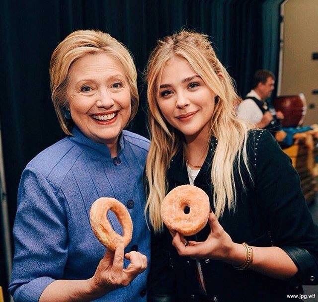 Hillary Clinton e uma jovem apoiadora mostram as respectivas roscas em convenção do partido democrata (1987)
