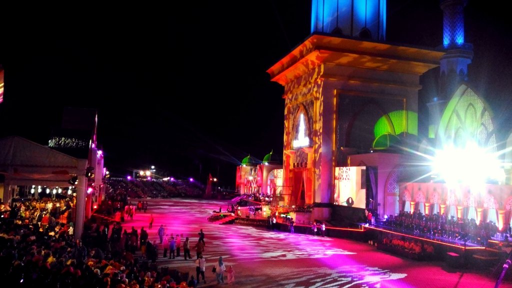 Presiden <a href="/jokowi/">Joko Widodo</a> memasuki venue utama #mtqnasional2016 #mtqlombok