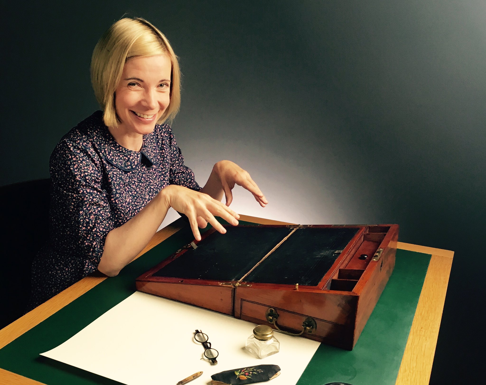 Portable online writing desk
