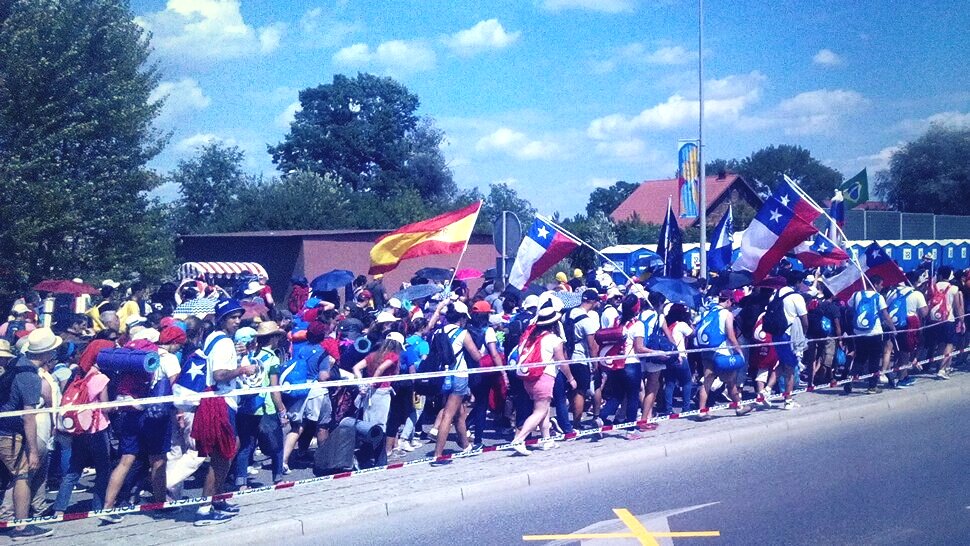Iglesiastgo's tweet photo. Chilenos junto a cientos de miles jóvenes peregrinan al #CampusMisericordiae para #Vigilia #JMJCracovia2016 @jmj_es https://t.co/oYInBEwxFT