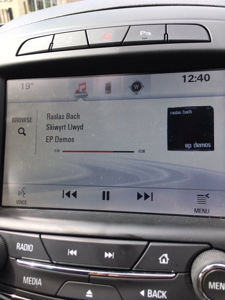 Byddwch barod am y ff.ff.ff.ffrwydriad <a href="/dafyddelfryn/">Dafydd Elfryn</a> <a href="/raslasbach/">Raslas Bach</a>