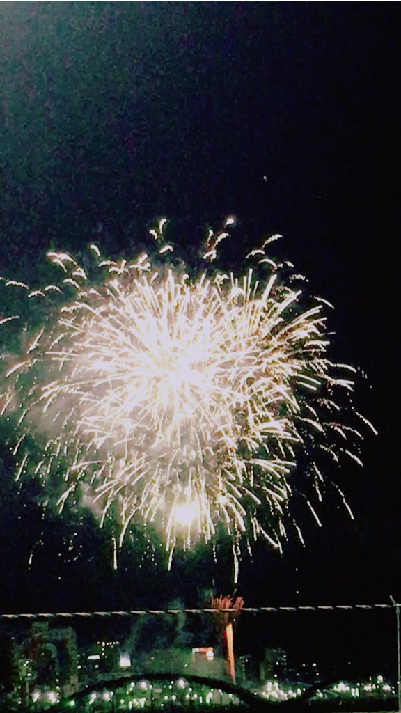 soraruru's tweet photo. 花火きれいだった〜やっぱいいものですな( ＾ω＾)今年はまだ夏祭りも行けてないから一度くらいは行きたいな！
オレ達の夏はこれからだ！！！

-完- https://t.co/bBJJanNwm9