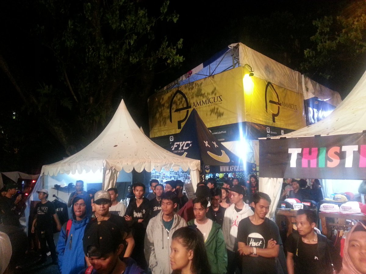 infobogor's tweet photo. Crowd di boothnya #BogorClothingMarket2016 ... walaupun tadi hujan deras tetap semangat #Bogorian ! @ROCKADDICTst https://t.co/kU2fzs6t48