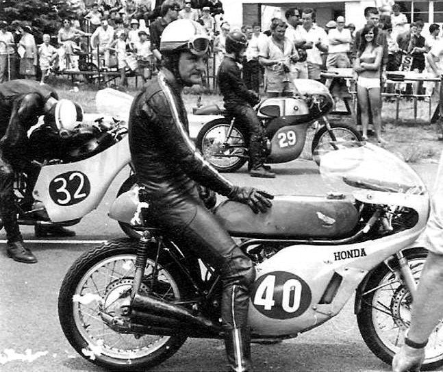 Mike 'The Bike' Hailwood on his 6 Cylinder 250cc Honda 🏍️💨🎵🎶 1967 Dickie Dale Memorial Trophy race, via @GetMotored