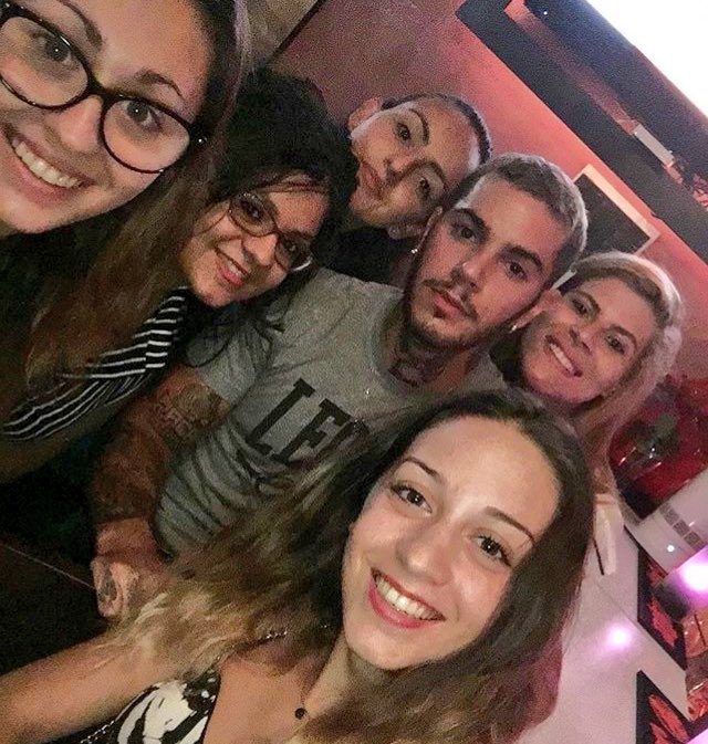 erfaina_'s tweet photo. Poi ti ritrovi Emis Killa al ristorante di tua madre qui a Lugano. Ciaone❤️ @emiskillaof meraviglia😏 https://t.co/On0PTL3Dmd
