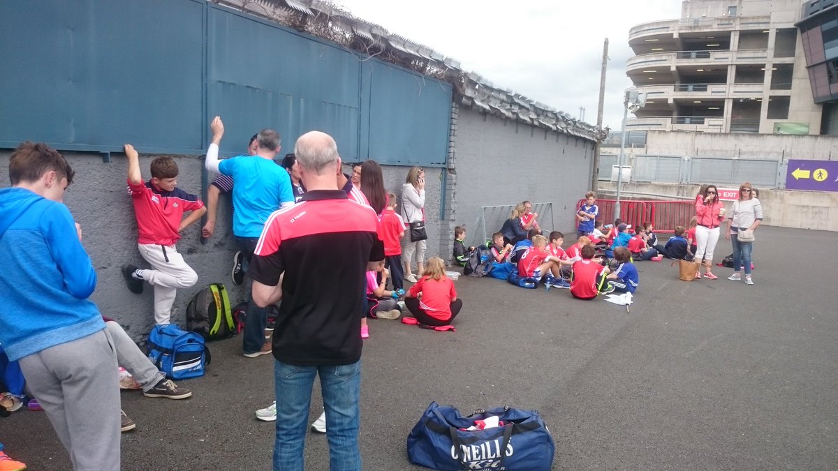 MarkODonnobhain's tweet photo. @bantryblues u12s pre match lunch outside @CrokePark #hamsandwiches #upfortheday #halftimegame https://t.co/Tb5vjLZYhG