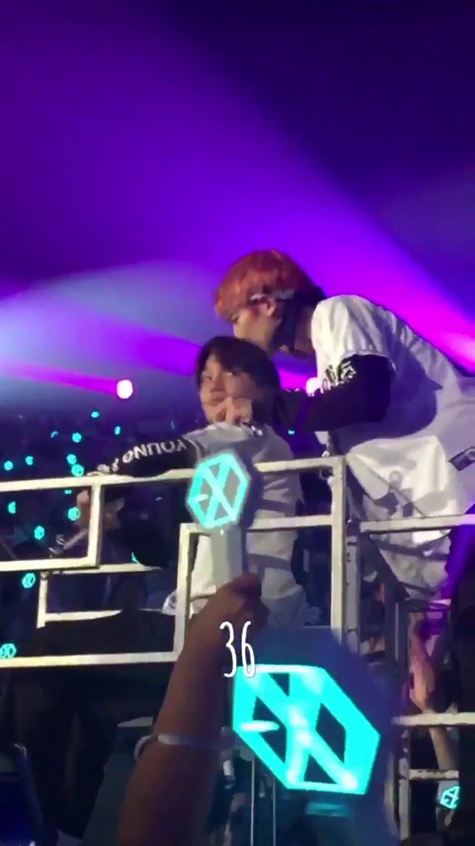 PUPPYnCUB's tweet photo. ชานยอลจุ๊บหัวจงอินค่ะ // เรามาถึงจุดที่เมะเต๊าะกันเองแล้ว 😂😂 cr.kom_cutie_ni #EXOrDIUMinSeoulDay5 https://t.co/zawLVxlhRA