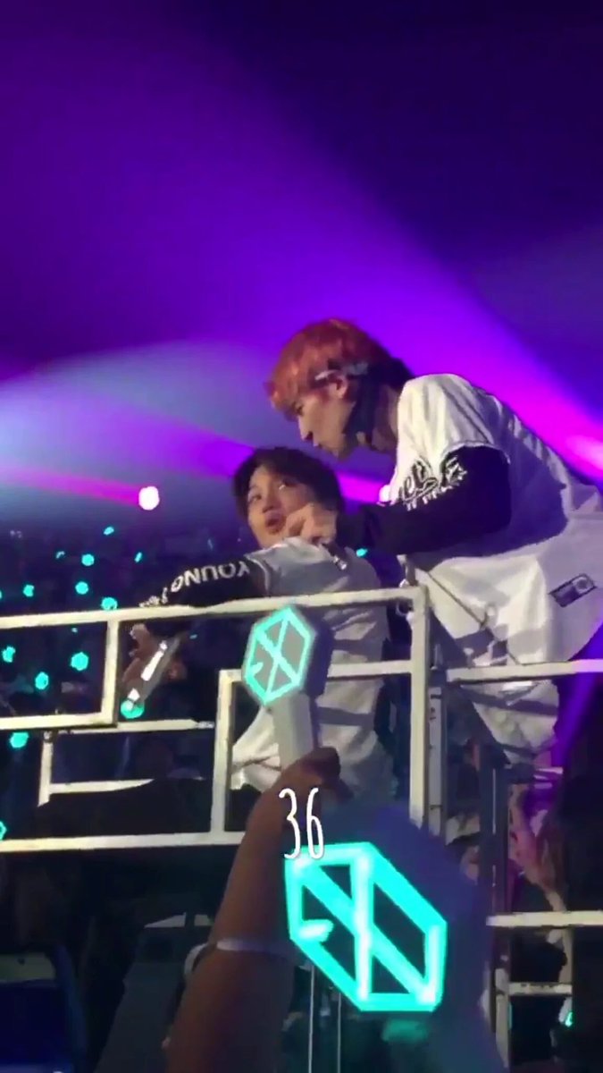 PUPPYnCUB's tweet photo. ชานยอลจุ๊บหัวจงอินค่ะ // เรามาถึงจุดที่เมะเต๊าะกันเองแล้ว 😂😂 cr.kom_cutie_ni #EXOrDIUMinSeoulDay5 https://t.co/zawLVxlhRA